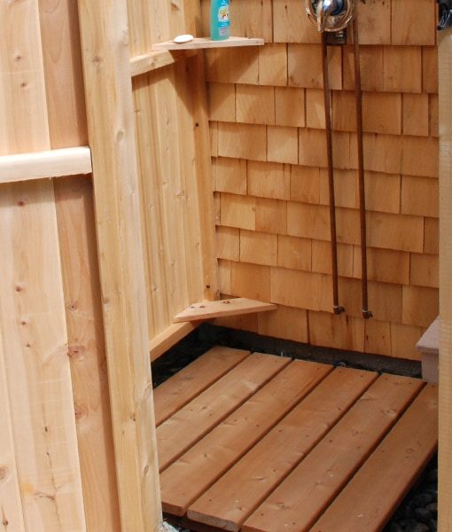 outdoor-shower-plans-cedar-outdor-shower-floor-with-beach-pebbles