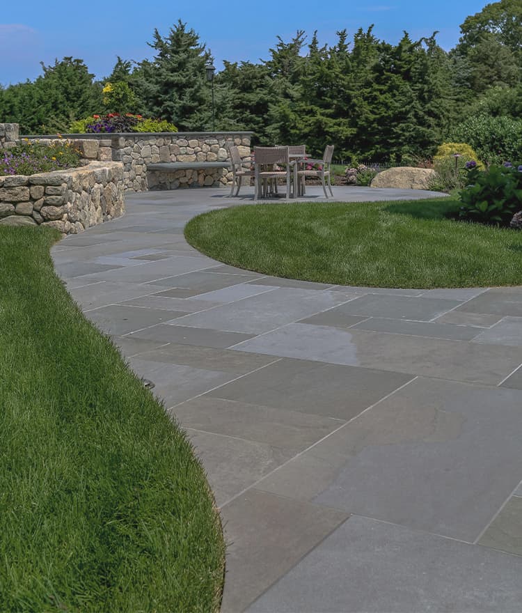 Backyard landscaping ideas with Everblue™ Pavers