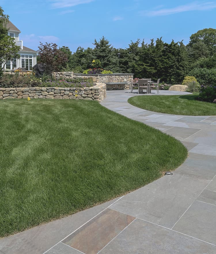 Backyard landscaping ideas with Everblue™ Pavers