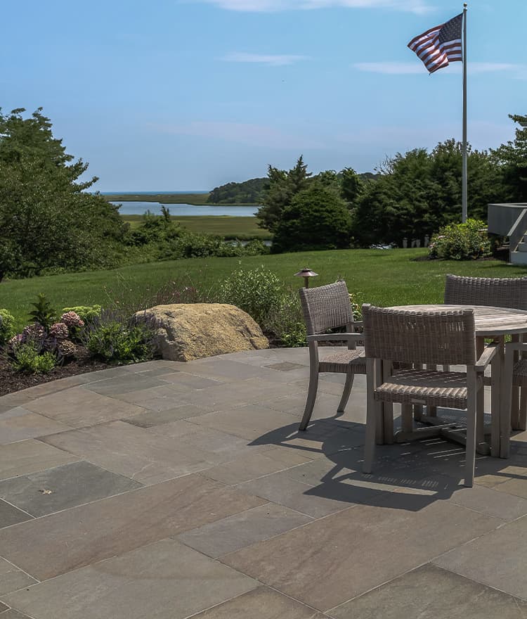 Backyard landscaping ideas with Everblue™ Pavers