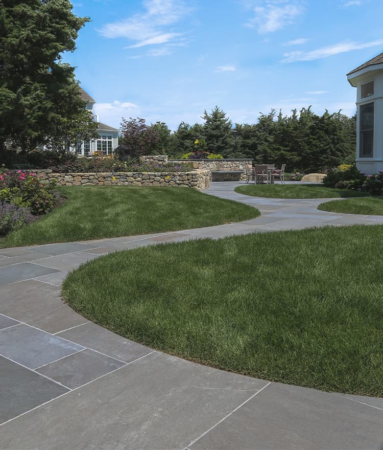 Backyard landscaping ideas with Everblue™ Pavers