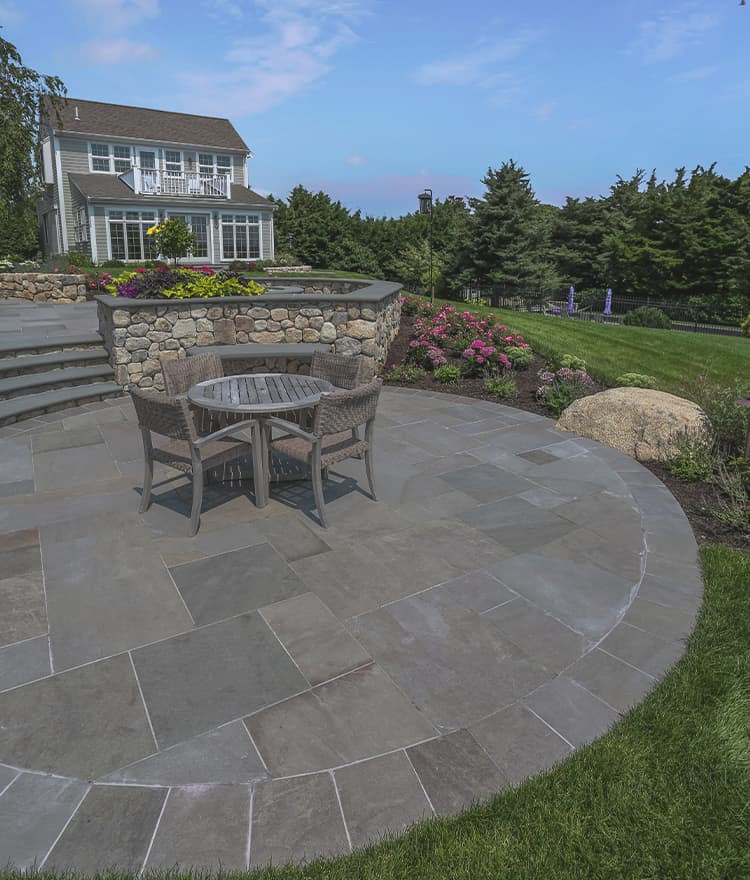 Backyard landscaping ideas with Everblue™ Pavers