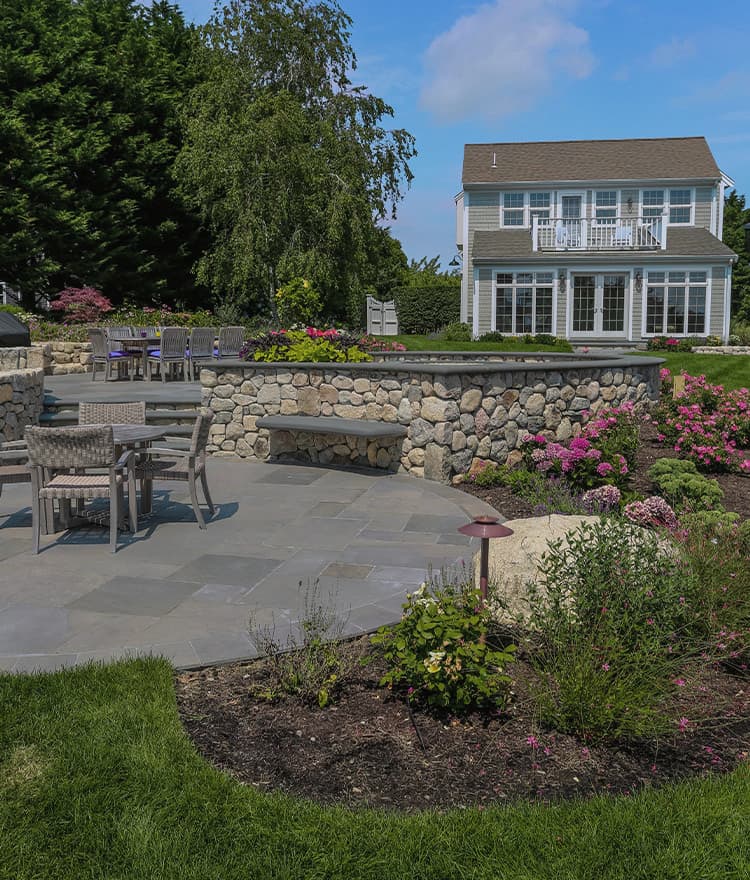 Backyard landscaping ideas with Everblue™ Pavers